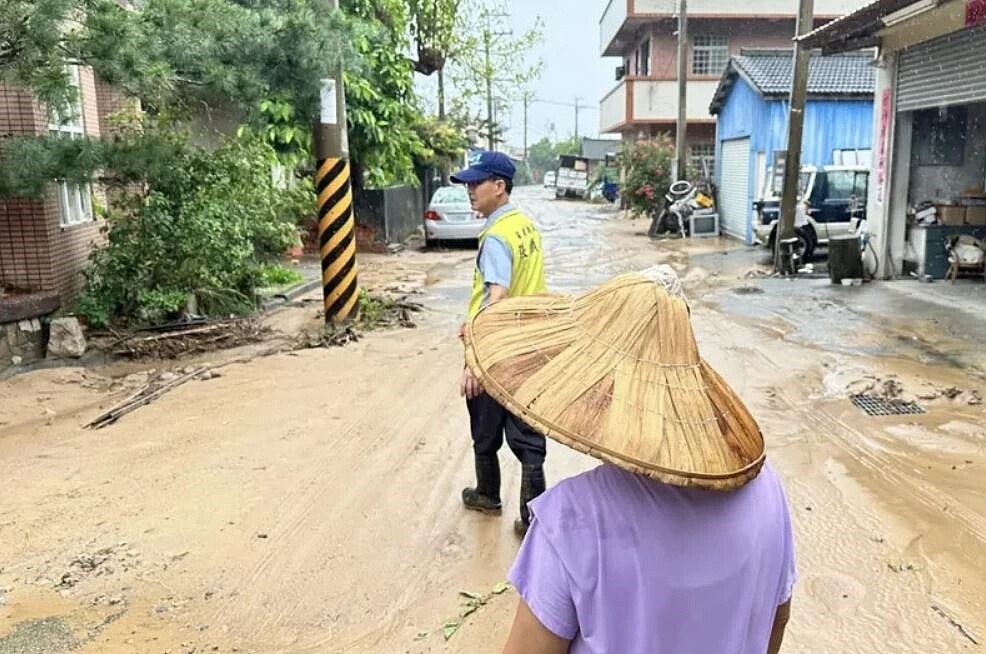 苗栗縣火炎山下的苑裡鎮上館里1鄰一處18戶聚落,因大量泥流沖入而影響人車進出。圖/縣議員張顧礫提供