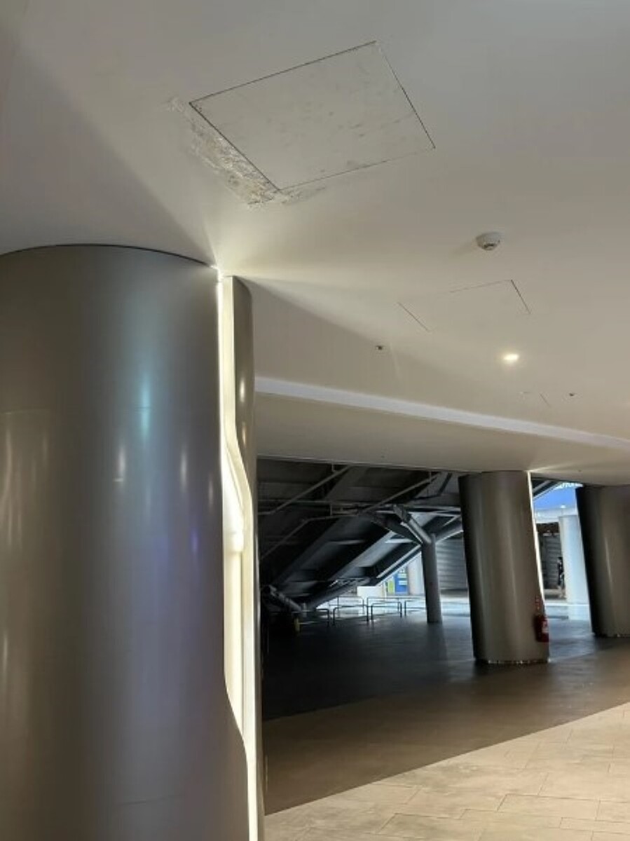 議員陳宥丞說,他也收到球迷朋友傳來的影片,不只是場內,大巨蛋4號入口前方天花板也不斷漏水。圖/陳宥丞提供