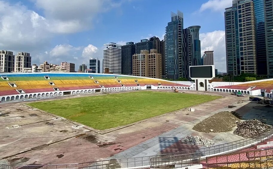 板橋第一運動館正進行田徑場跑道整修工程,預計明年初完成。圖/新北體育局提供