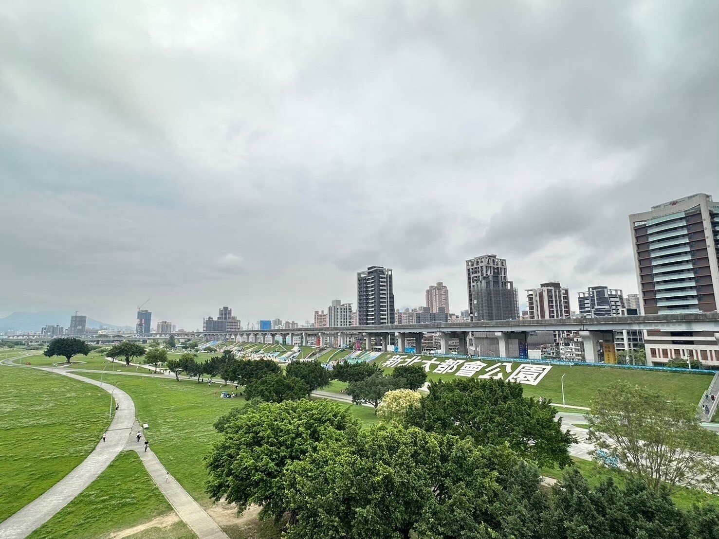 新北三重區是近年房市熱區，當地著名的大都會公園，有大片寬闊綠地。記者王慧瑛／攝影 