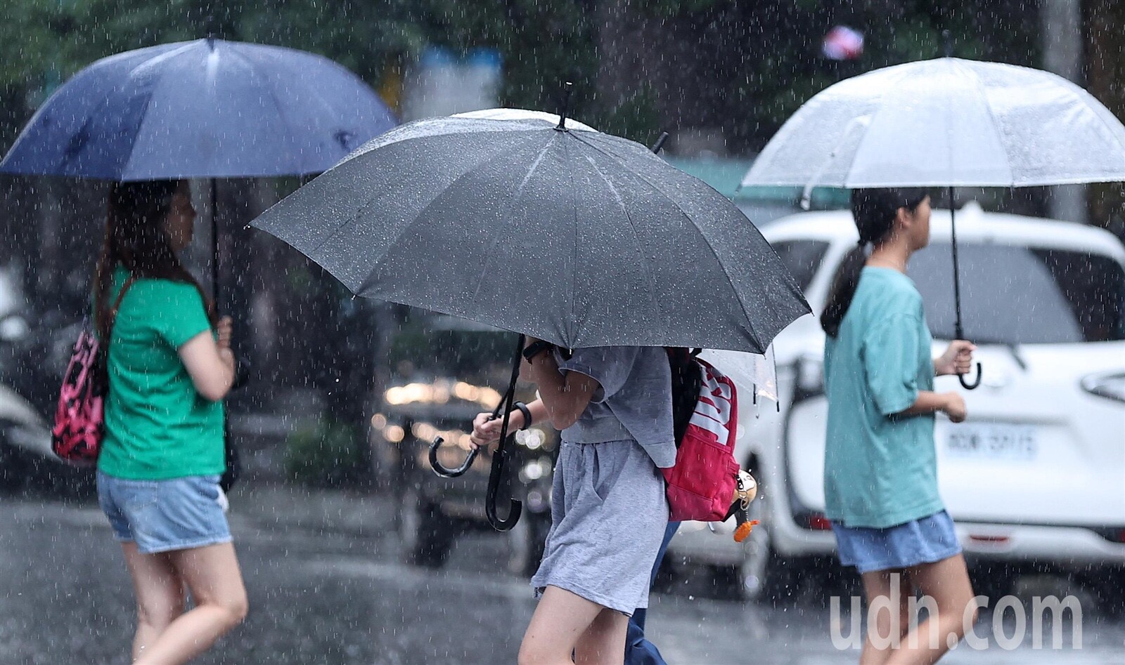 受熱帶性低氣壓及低壓帶影響，全台降下陣雨或豪大雨，大台北地區昨整日雨勢不斷，低壓帶今持續影響，西半部、東北部仍會不定時出現短暫陣雨跟雷雨。記者侯永全／攝影 