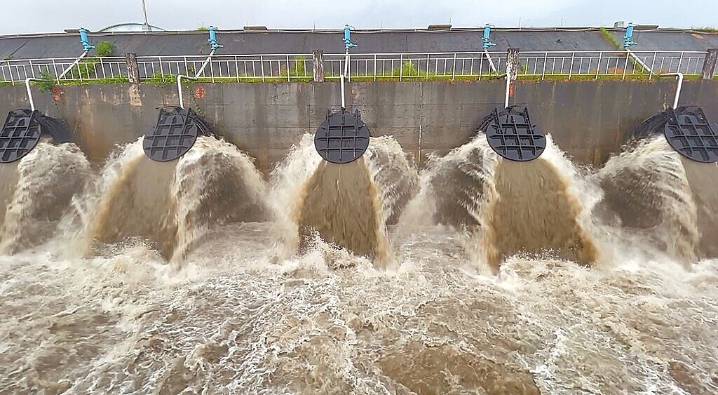 大雷雨狂轟，新北市水利局22日開啟47座抽水站，總抽水量781.6萬噸，約3126座游泳池水量。圖為湳仔溝抽水站。圖／新北市水利局提供
