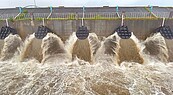 大雨直直落　新北排3126座泳池水量