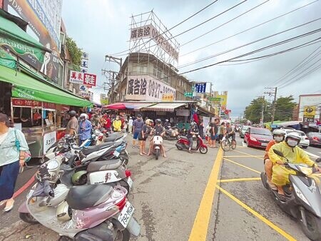 
桃園市忠貞市場假日人車湧現形成交通亂象，市府預計利用當地停九及市六空地新蓋建築，讓攤販移置合法化，目前由顧問公司評估如何改善利用，目標期盼2026年招商興建。（呂筱蟬攝）
