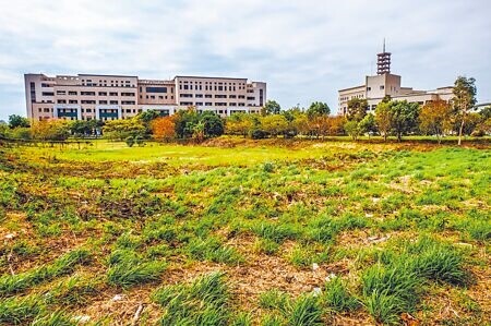 
在竹北市東興圳公園和新竹地方法院之間1224坪的縣有地，新竹縣府將投入11億元興建戶政和地政兩棟大樓。（羅浚濱攝）
