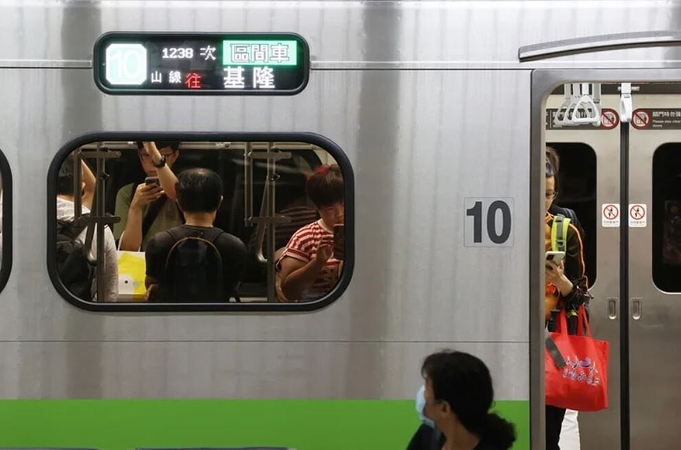 台鐵平溪線下午1時22分起停駛，近1個小時後，發現路基有掏空情形。台鐵區間車示意圖，非本文當事列車。聯合報系資料照
