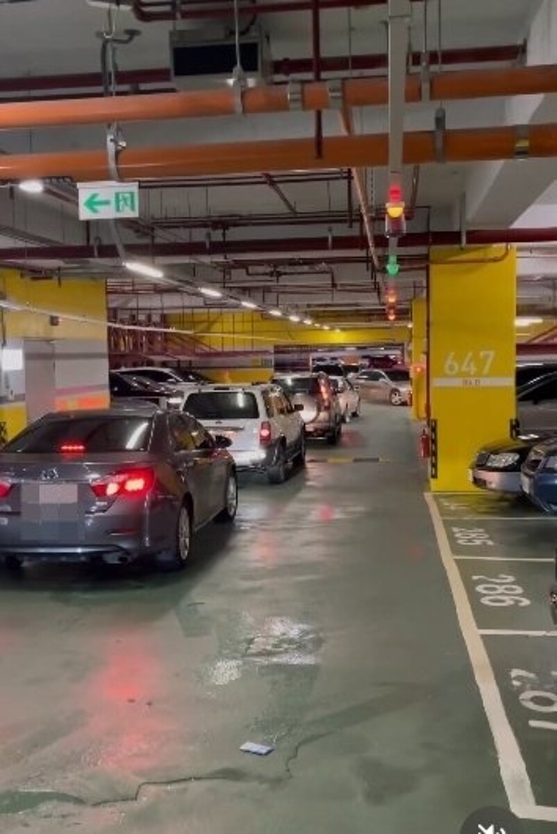 高雄義享天地停車場再度塞爆、癱瘓,有車主超崩潰,指等了快2個小時還無法出去。圖/取自Treads