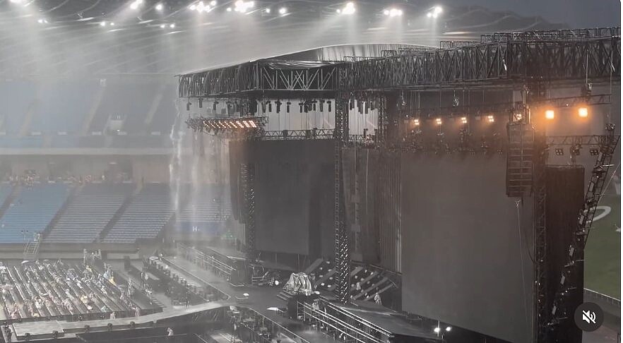 高雄日前下大雨,演場會現場、世運主場館的舞台區竟出現「瀑布」,也有人說這是「水濂洞」。圖/取自Threads