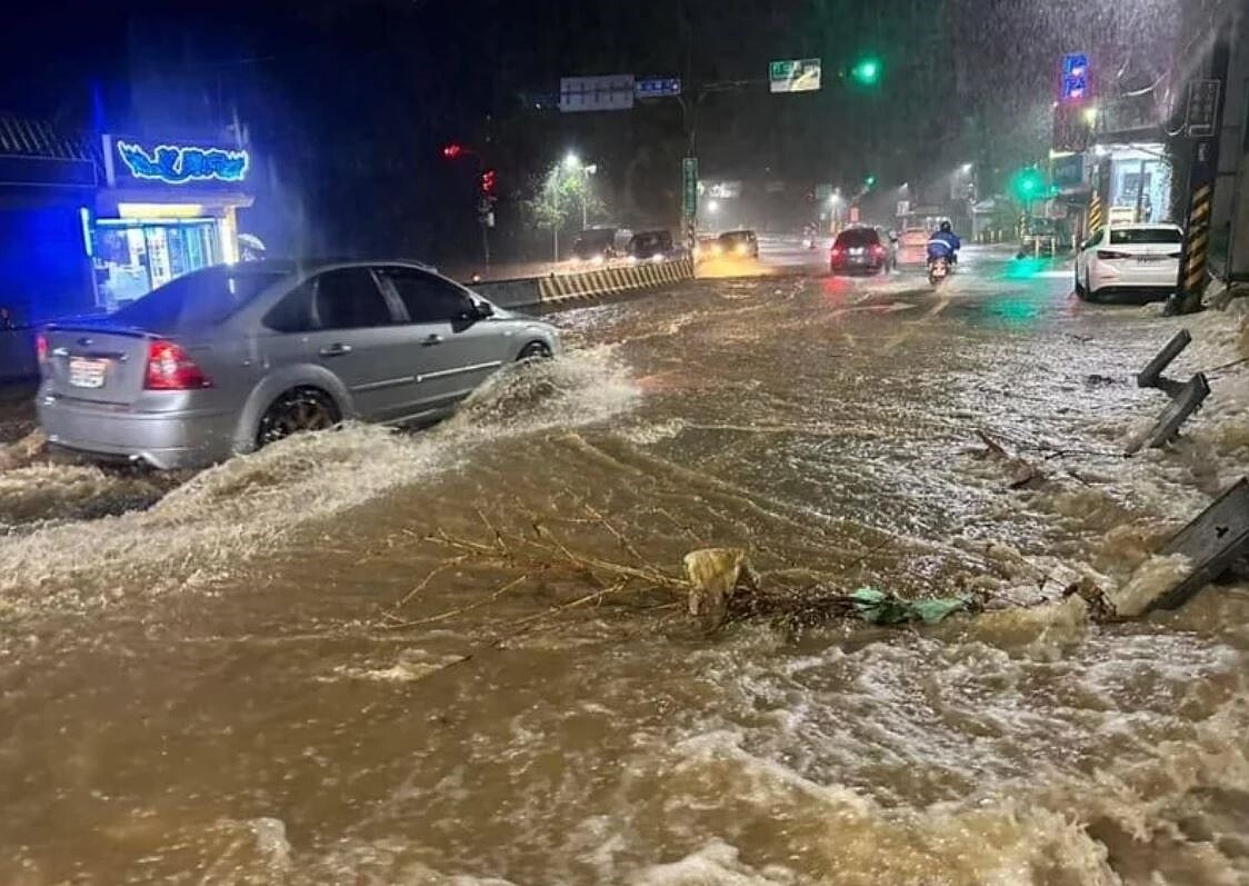 除新北汐止雨量已經達到警戒外，淡水更是出現滾滾黃泥水，引發民眾憂心。圖／立委洪孟楷提供
