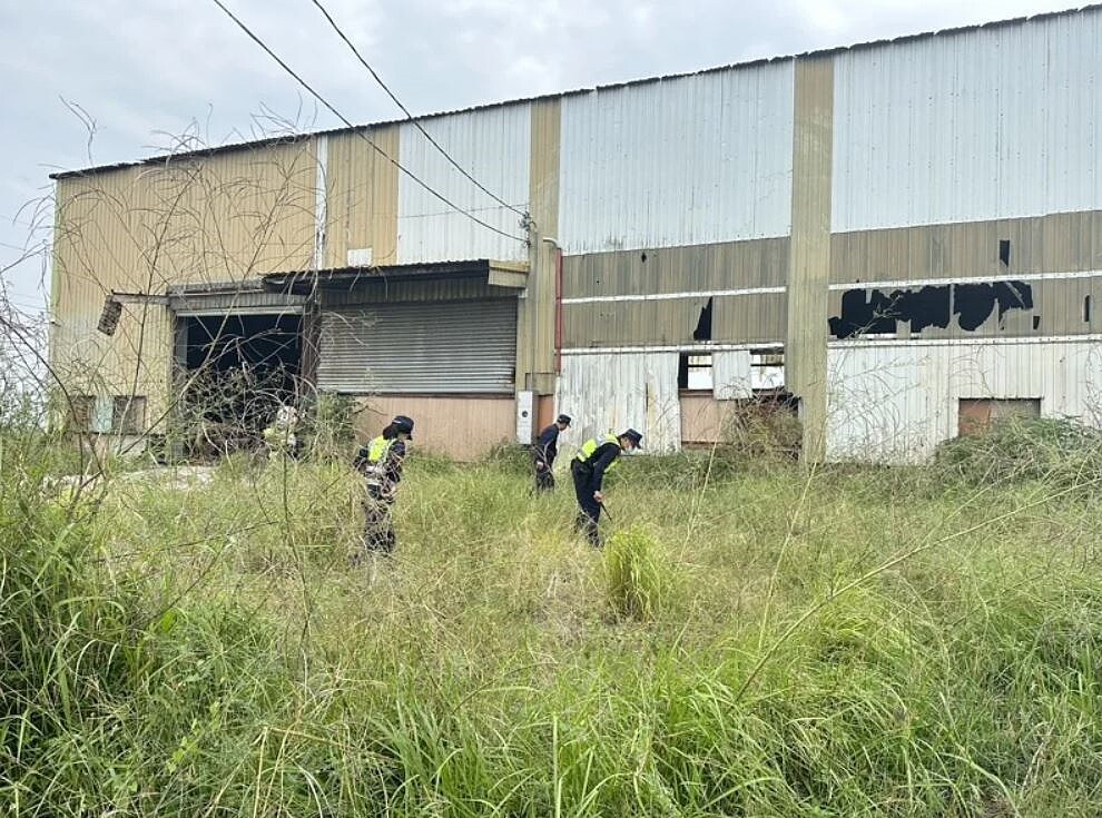 去年10月間房仲帶人看屋卻爆發衝突造成1死３傷，圖為案發後警方於嘉義縣水上鄉某倉庫周邊進行搜證。圖／聯合資料照片
