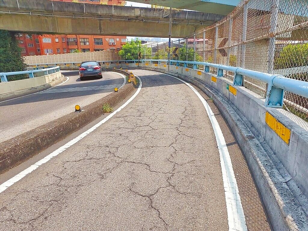 華江橋板橋往台北市方向機車道路面已達使用年限且老舊破損,養工處將在24日至30日每天晚間11時至隔天清晨6時,辦理華江橋機車道道路銑鋪與LED燈具更換工程。圖/養工處提供