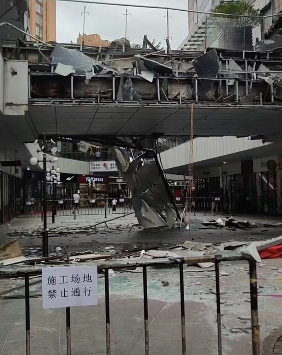 江蘇常州一商場的空橋21日突然坍塌,但對於是否有人員傷亡及事故原因,商場與當地政府主管部門均三緘其口。(圖/取自微博)