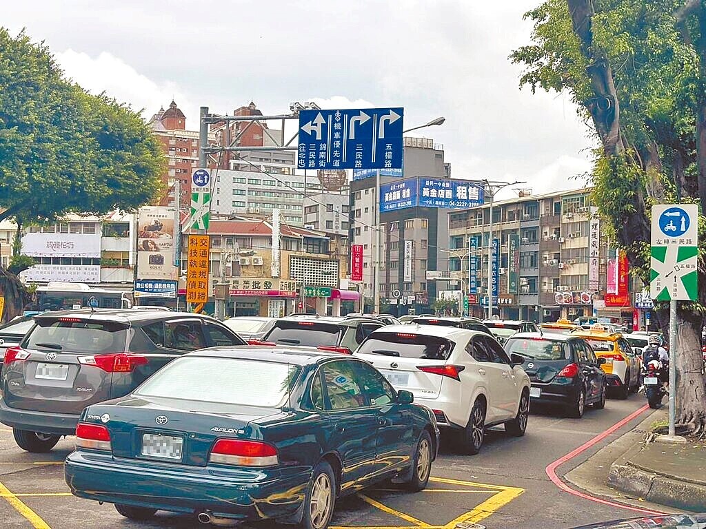 台中市三民路、崇德路的五岔路口設有科技執法設施,但標誌標線不明確,恐成「罰單陷阱」。圖/陳俞融提供