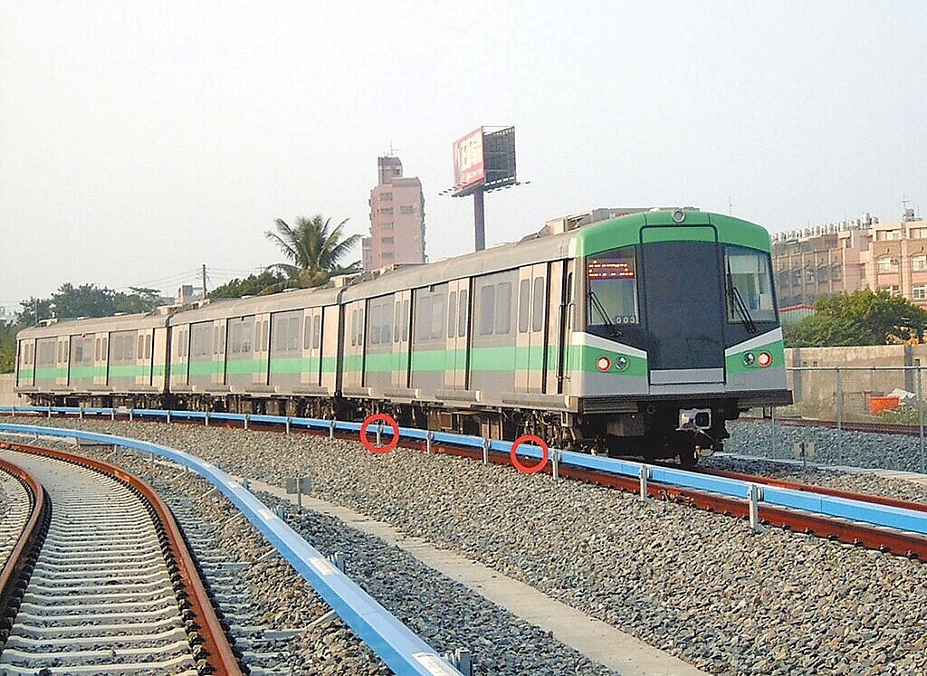 高雄捷運紅線南岡山站第3軌在22日上午脫落,導致8部列車行經時讓集電靴損壞。圖為高捷列車集電靴位置與第3軌示意圖。(高雄捷運公司提供/任義宇高雄傳真)