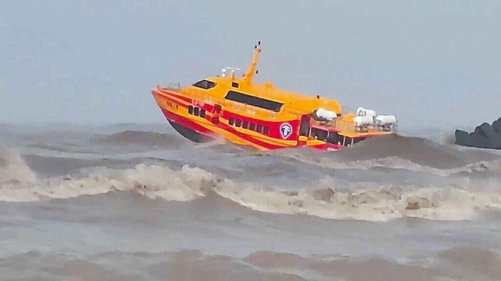 往返東港、小琉球的航線因風浪過大,一度停航,後續泰富、藍白、聯營處東琉線宣布10時後復航,但風浪讓交通船有如遊樂場「海盜船」一般劇烈搖晃。圖/民眾提供