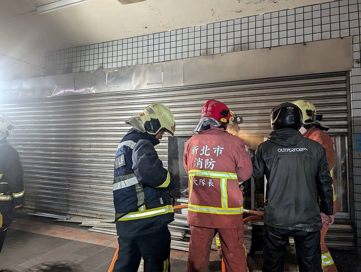 新北市汐止區原興路1間寵物店22日晚發生火警，新北市消防局獲報到場灌救。記者黃子騰／翻攝