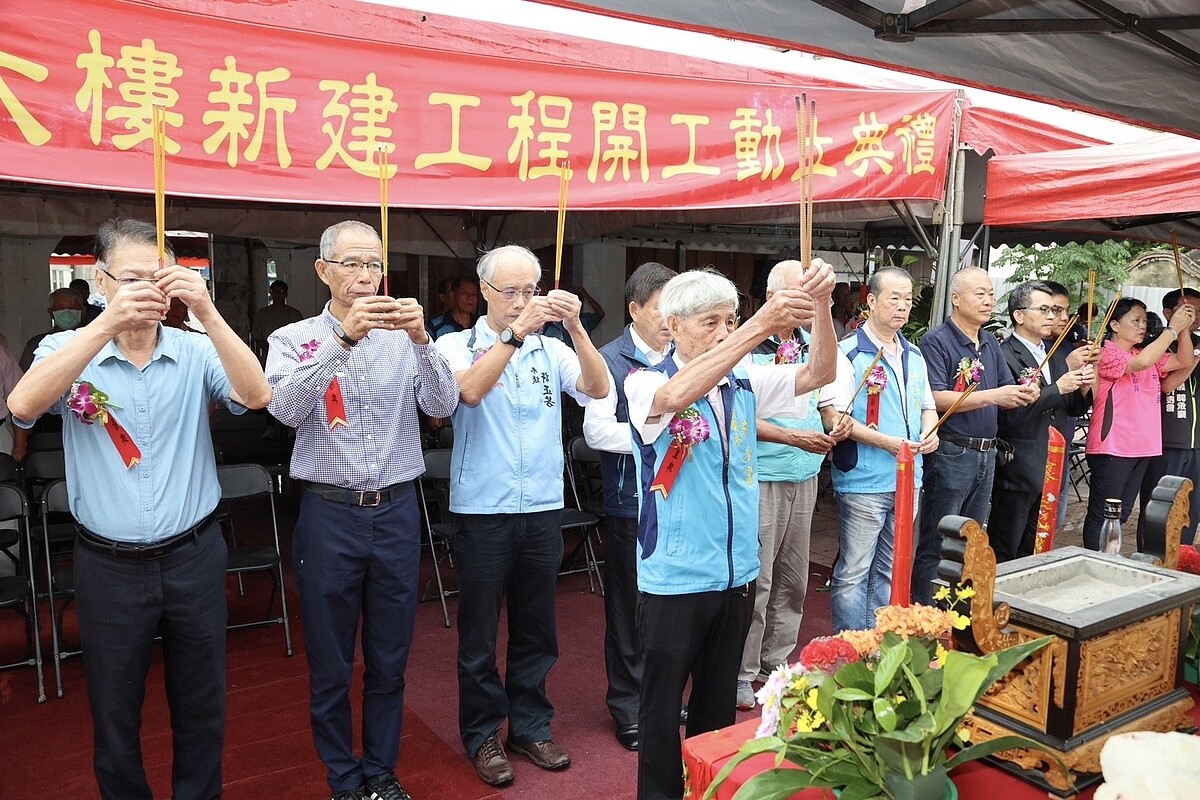 金門縣許氏宗親會「許氏高陽大樓新建工程」22日上午動土開工，與會長官上香祈福。圖／金門縣許氏宗親會提供