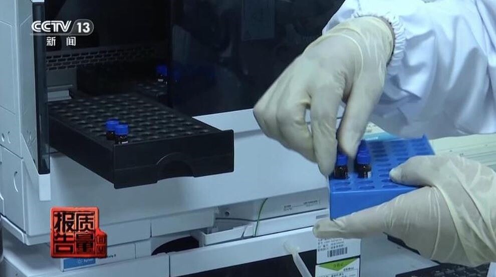 大陸央視新聞指出,近年許多號稱草本萃取、能促使頭髮「白轉黑」的產品,經檢測均含有害化學物質—硝酸銀。(圖/取自大陸央視新聞)