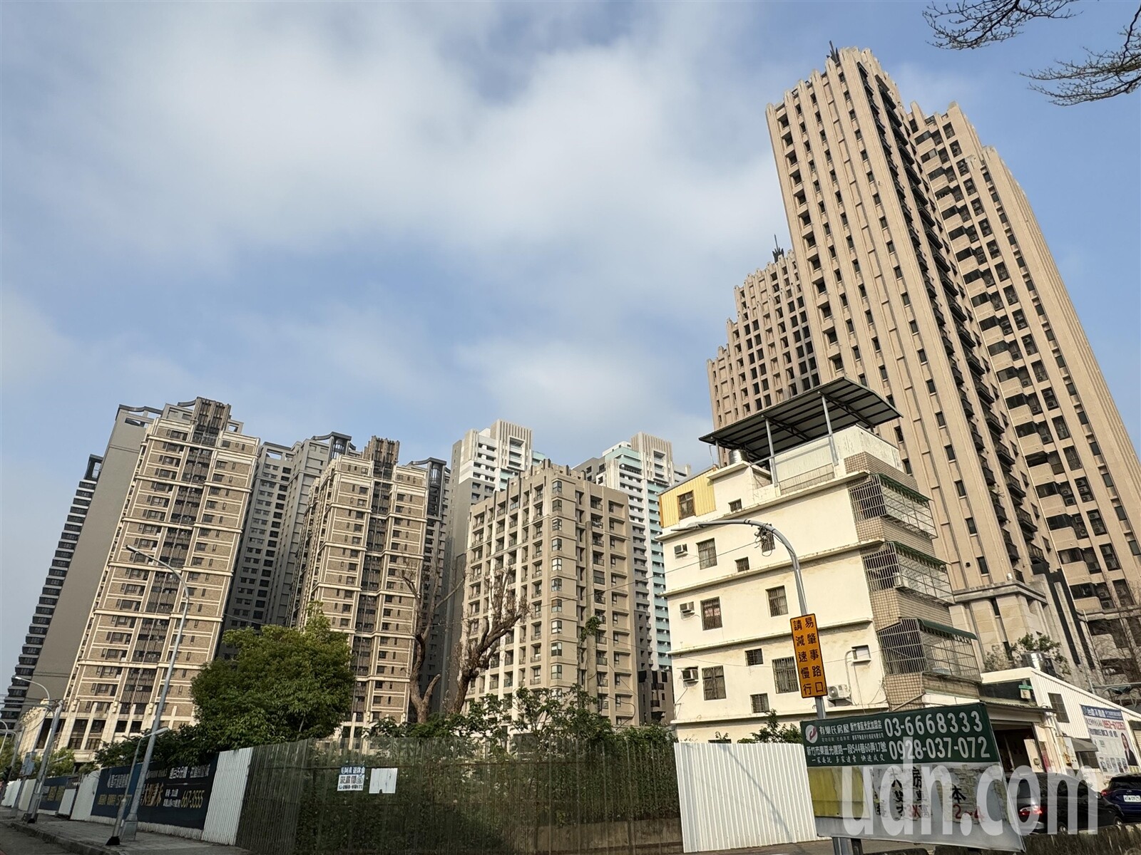 有房仲業者指出,從限貸令開始時,新竹區就有1500多萬新成屋2房物件,短期內被解約3次,反映房市困境,其中關埔重劃區因高需求、高房價特性,受滿水位限貸影響大。記者黃羿馨/攝影