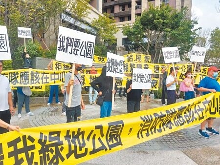 
新北市政府23日舉行泰山消防分隊新建工程動土典禮，卻出現附近住戶舉布條抗議。（張鎧乙攝）
