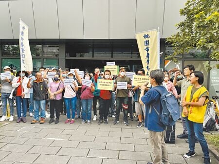 桃園市大同染整公司將於10月關廠,勞方不滿關廠補償只給法定加1.5個月,23日在勞教大樓前高喊「公司方案誠意不足,關廠補償要再提高」!(蔡依珍攝)