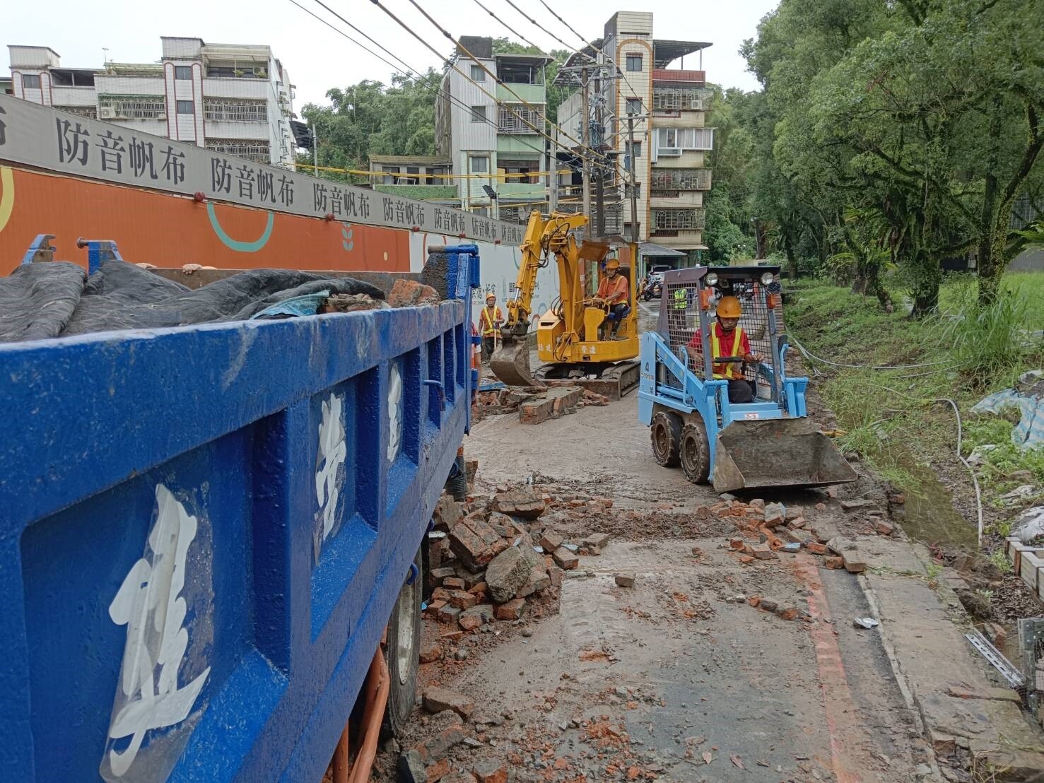 新北市汐止區標檢局汐止電氣檢驗大樓園區圍牆昨晚被沖垮，汐止區公所今早完成搶修作業，恢復人車通行。今晚又因積水，造成車輛受困。記者邱瑞杰／攝影 