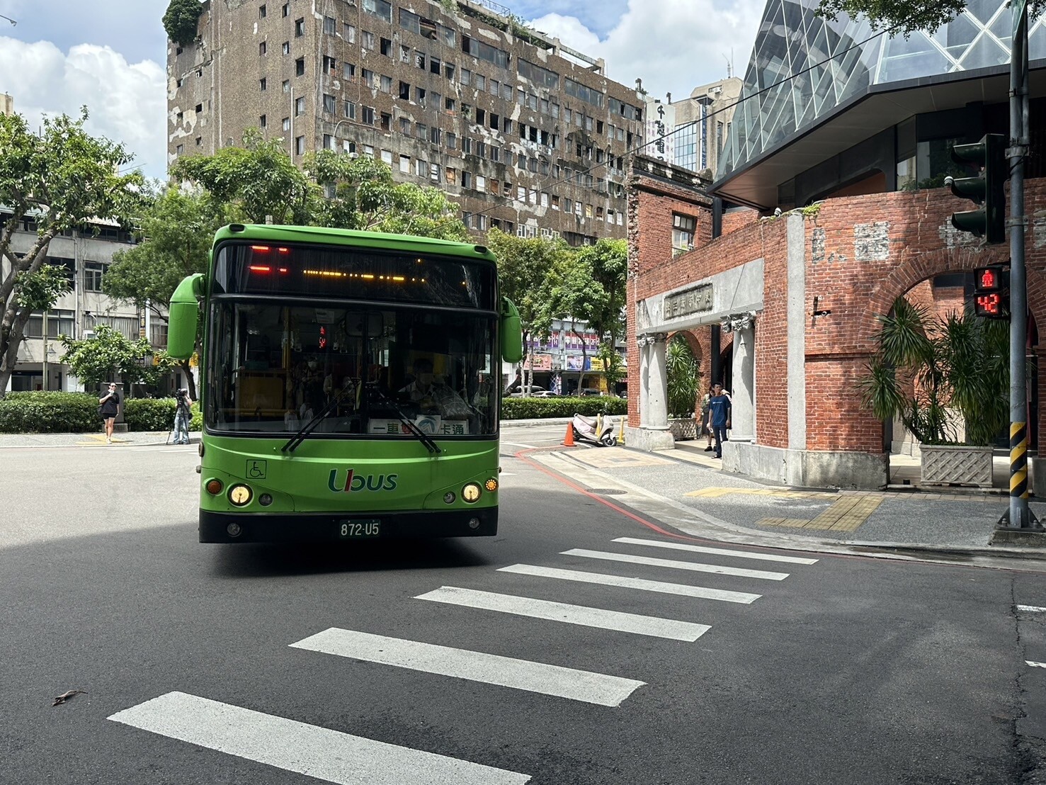 巨業客運施姓司機昨晚9時許，駕駛公車經綠川東街左轉中山路口，在路口撞上對向兩名東海大學女大學生，造成一死一傷慘劇。記者黃寅／攝影 