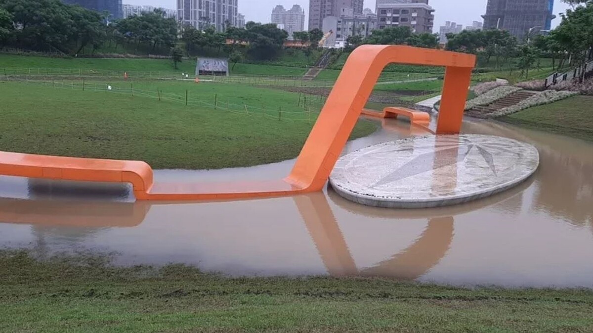 桃園市中路重劃區的風禾公園在豪大雨發生時可發揮滯洪功能，降低周邊道路住家積淹水可能性。圖為2019年強降雨過後，公園滯留與水慢慢退去景象。圖/桃園市養工處提供
