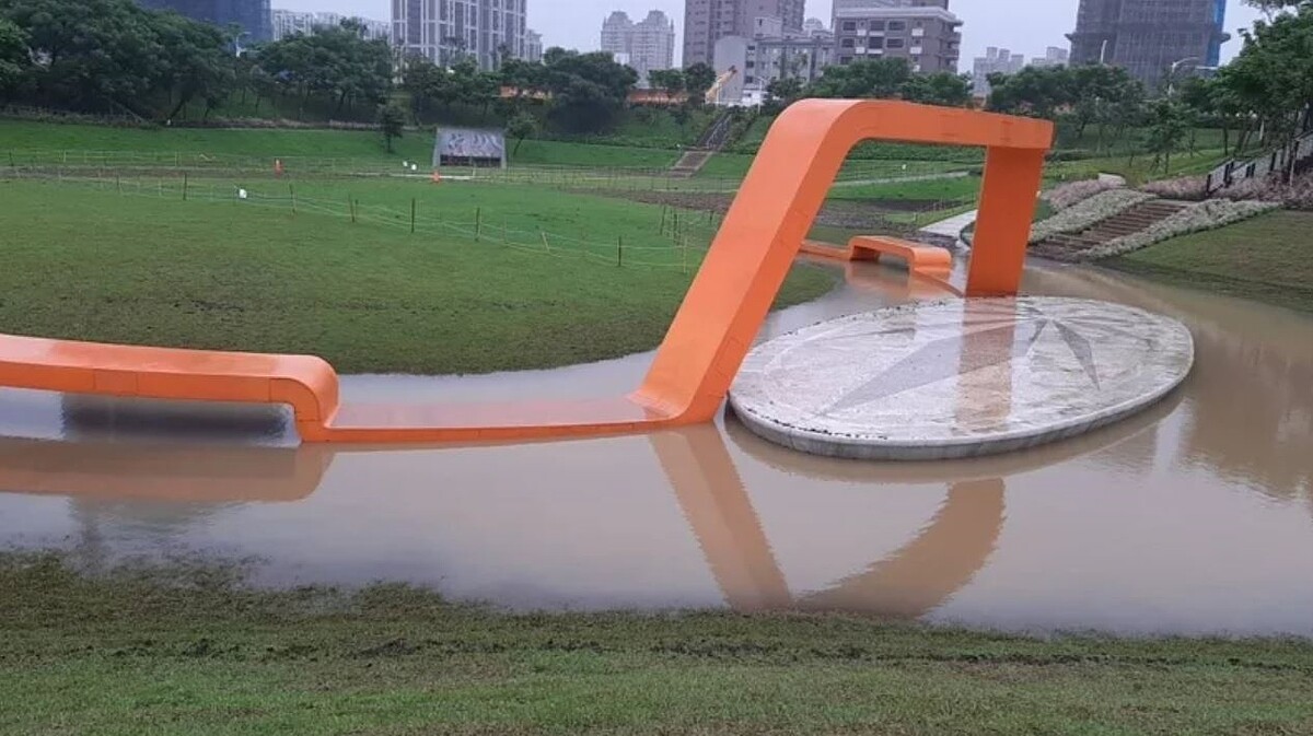 桃園市中路重劃區的風禾公園在豪大雨發生時可發揮滯洪功能,降低周邊道路住家積淹水可能性。圖為2019年強降雨過後,公園滯留與水慢慢退去景象。圖/桃園市養工處提供