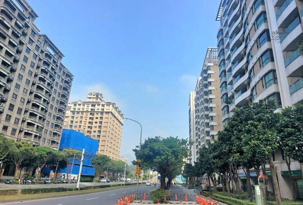 整體開發區的生活機能日趨成熟,帶動住宅價格穩定成長。圖為淡海新市鎮濱海路一帶。圖/新北地政局提供