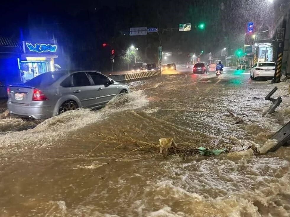 22日台灣從南到北豪大雨不斷，各處頻傳淹水。圖為淡水的道路出現滾滾黃泥水，引發民眾憂心。圖／立委洪孟楷提供
