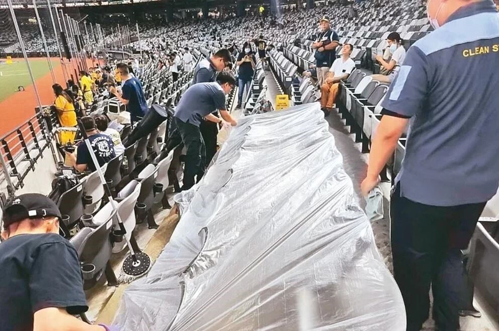 近期只要下大雨，台北大巨蛋室內就出現漏水。圖／北市議員陳宥丞提供
