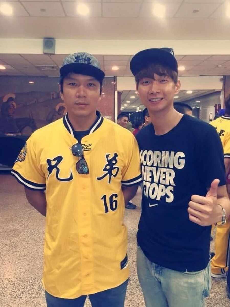 民眾黨議員陳宥丞秀出他未滿30歲時與周董的合照,呼籲市長蔣萬安該勇敢造玉,打造專屬「棒球故事館!」圖/引用自陳宥丞臉書