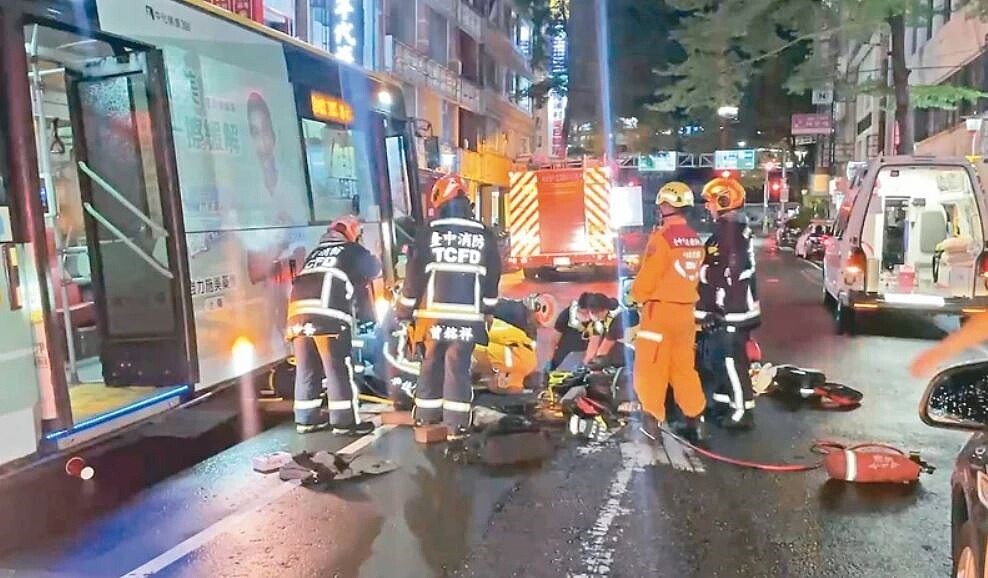 東海大學兩名女學生前晚行經打卡熱點「宮原眼科」前斑馬線,遭左轉的公車撞上,林姓女學生卡在車底,消防隊員以千斤頂、破壞器材搶救脫困,送醫仍不治。記者陳宏睿/翻攝