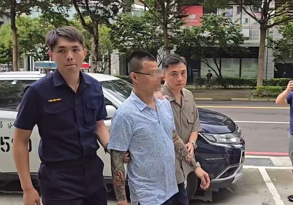 館長陳之漢經營的成吉思汗林口旗艦店,23日上午遭43歲陳姓男子砸毀店門玻璃並駕車衝撞。記者林昭彰/翻攝