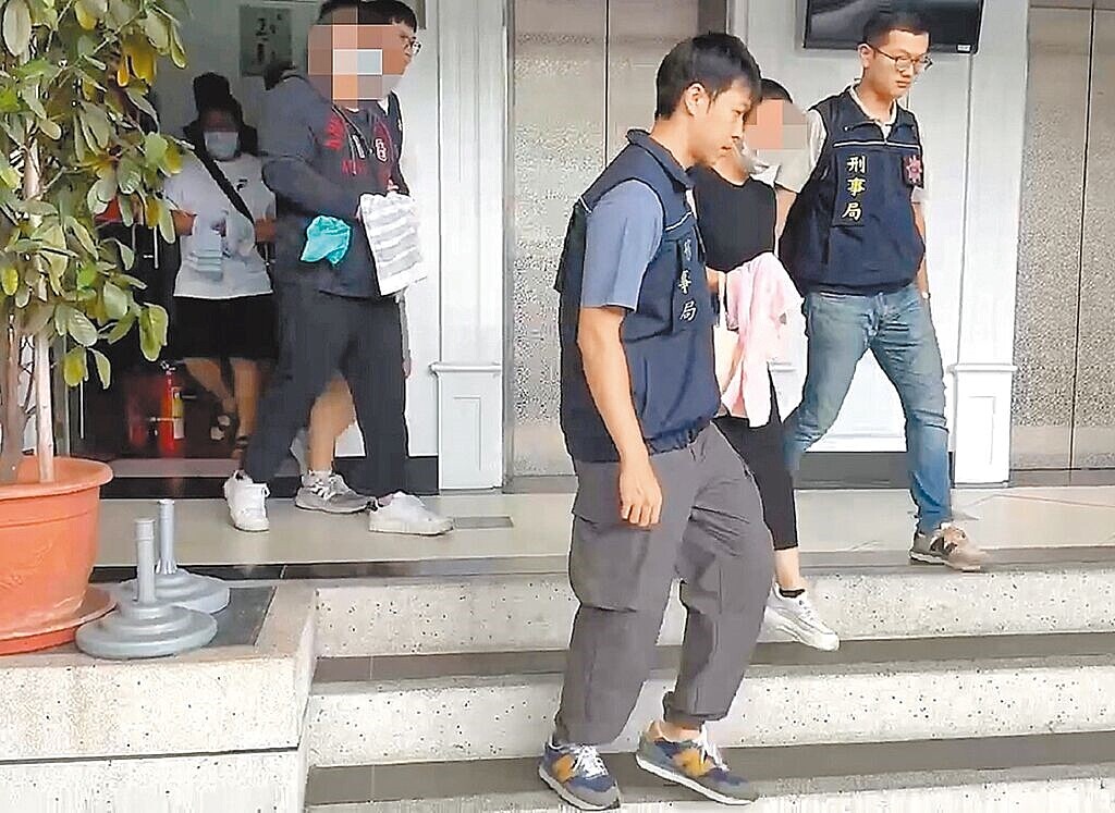 新北市李姓女代書(右二)涉嫌與詐騙集團共謀,協助被害人抵押房地產,再由放款業者借貸資金,供詐團二次詐騙,刑事局搜索地政事務所等處,將李女等5嫌移送。圖/翻攝畫面