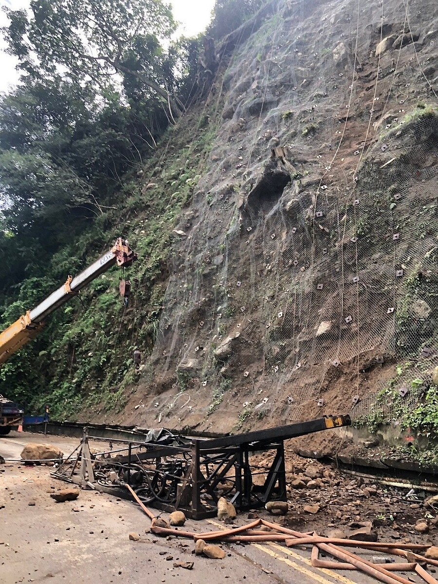 苗栗縣泰安鄉苗62線泰雅原住民文化產業區附近，今天上午10點多發生落石砸中山壁施工的工人，送醫傷重不治。圖／民眾提供