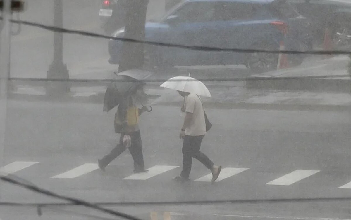 未來1周水氣偏多，迎風面整天不定時降雨為主，背風側午後局部雷陣雨為主。留意午後瞬間較大雨勢。記者陳正興／攝影
