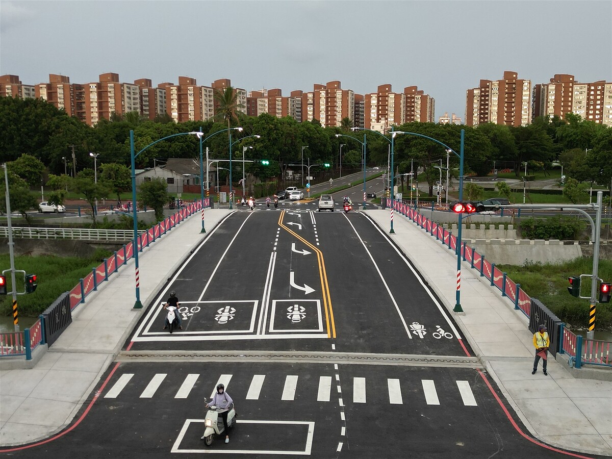 岡山筧橋改建開放通行，有助提升岡山地區整體交通機能。圖／高雄市工務局提供