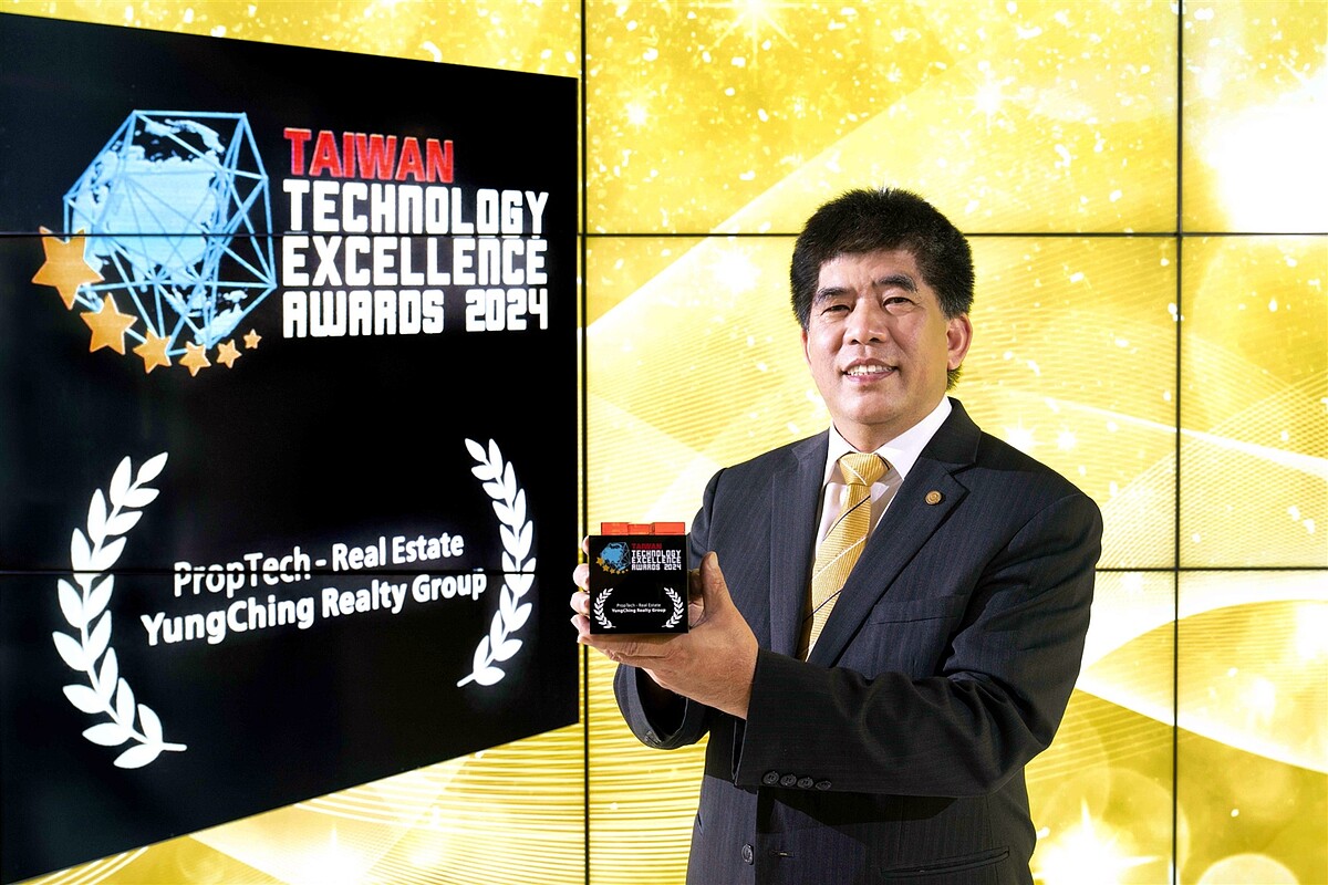 永慶房屋「i特助」服務贏得2024「亞洲科技卓越獎」房產科技大獎,永慶房屋總經理吳良治代表領獎。圖/永慶房屋提供