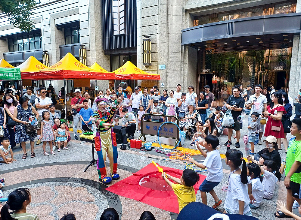 牡丹園管理委員會主辦「魔幻泡影映中原,親子同樂慶中秋」活動,在社區廣場安排多樣的趣味親子活動,許多親子家庭前往遊玩。圖 / 永慶房屋提供
