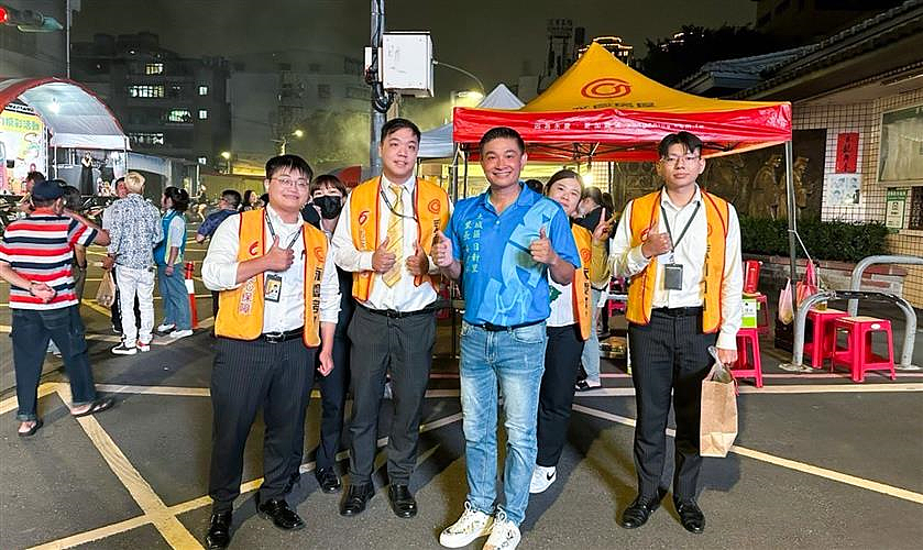 永慶房屋協助新北市土城區日新里辦公處舉行中秋晚會,陪伴里民過中秋!圖 / 永慶房屋提供