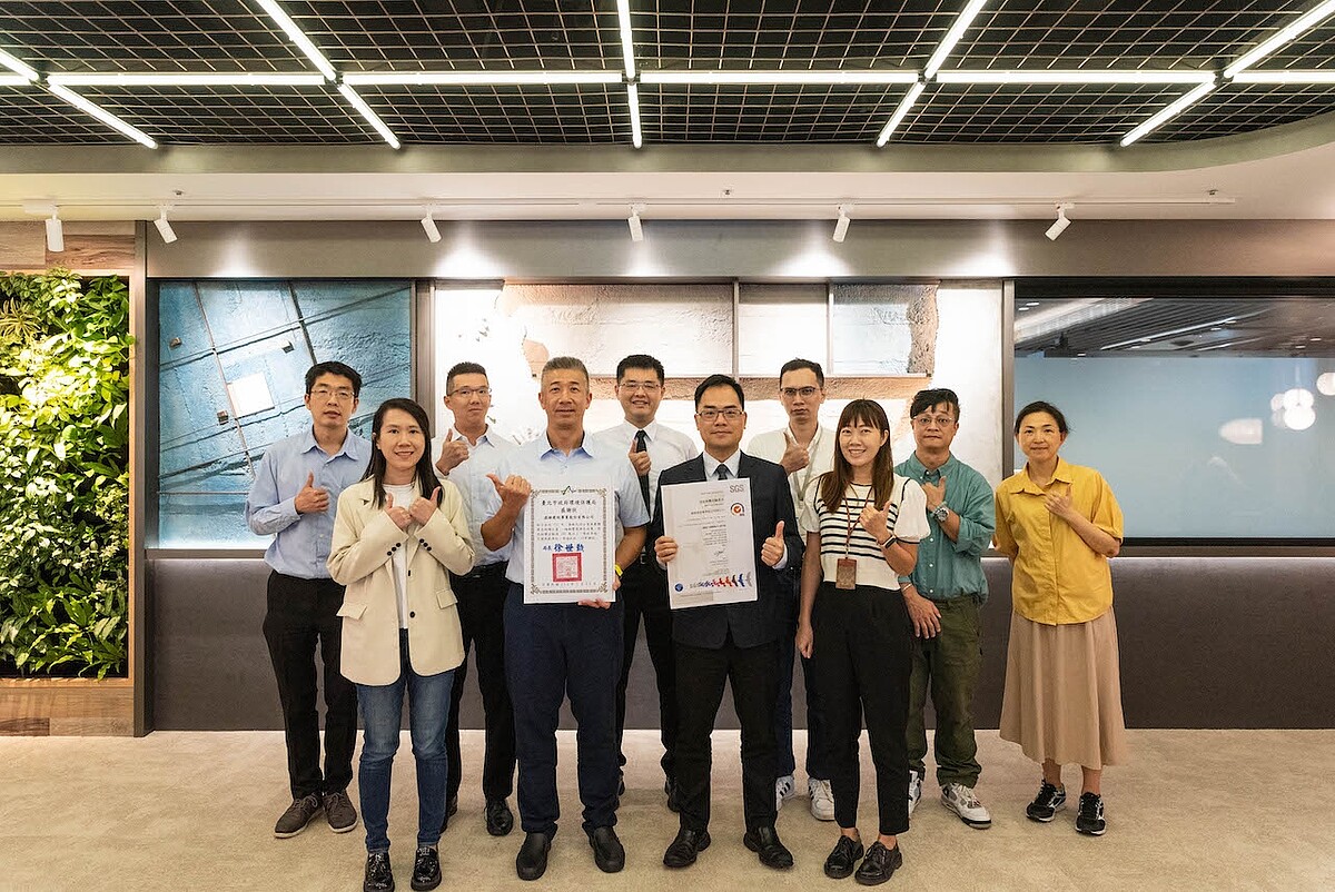 遠雄建設取得溫室氣體盤查ISO14064-1及綠色採購卓越,遠雄建設總經理王耀堂與遠雄營造總經理干紹基合影。圖/遠雄建設提供