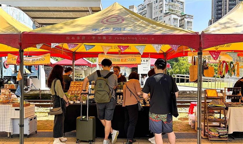 永慶房屋贊助22頂帳篷協助台灣藝起公益協會「藝起543」市集,一起推廣舉辦北投的歷史文化。(圖 / 永慶房屋提供)