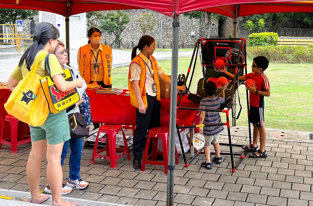 永慶房屋在「藝起543」市集裡規劃籃球小遊戲,吸引小朋友前來遊玩。(圖 / 永慶房屋提供)