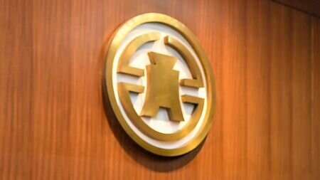 
中東地區衝突升級，推升黃金避險需求，國際金價持續飆升，臺灣銀行黃金存摺牌價也跟著走揚，24日每公克賣出價格一度來到新台幣2,728元，再度刷新天價。圖∕本報資料照片
