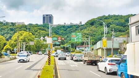 
桃園市警局交通大隊今年6月起在大溪區武嶺橋西端往崎頂方向建置科技執法，其中未依標誌、標線及號誌行駛開出高達3693件罰單，用路人痛批被迫變換車道遭罰不合理。（呂筱蟬攝）
