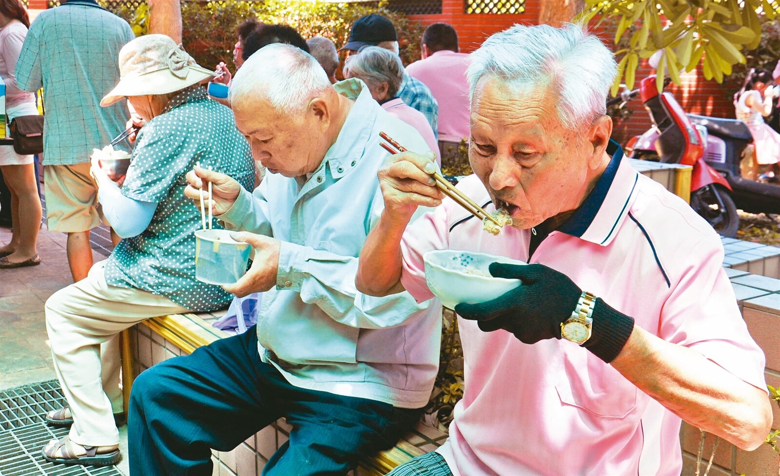 弘道老人福利基金會調查，超過五成長輩一天三餐都獨自用餐，進一步分析發現長者實際營養攝取跟認知都不足。圖為長者共餐示意圖。本報資料照片 