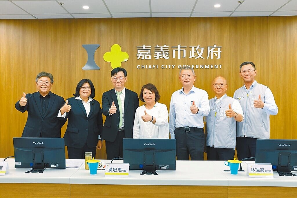 嘉義市長黃敏惠(右四)、立委王美惠(左二)24日向內政部次長董建宏(左三)爭取北港路兩側區段徵收、圖書總館兩案都市計畫變更速審。圖/嘉市府提供