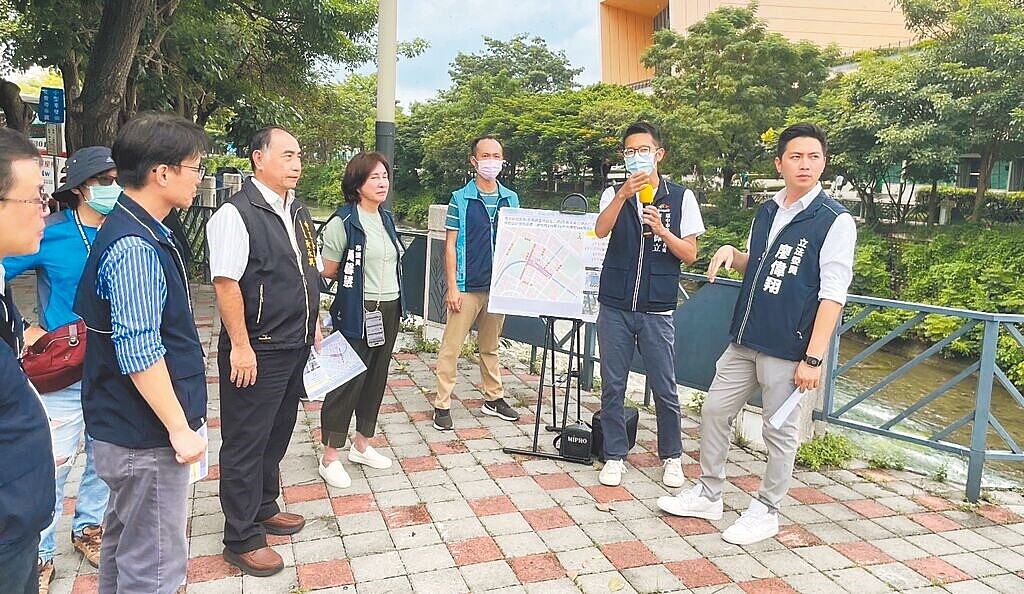 台中市議員黃馨慧(右四)與立委廖偉翔(右一)會勘西屯區多處人行道路面不平、淨寬不足等問題,盼爭取中央經費改善。 圖/黃馨慧提供